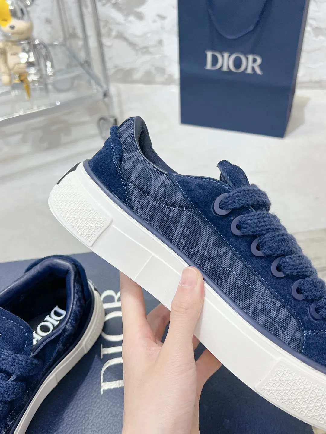 👟👟Ex-factory price P560👟👟 Women's shoe factory top version Dior B33 series! Casual sneakers for couples 👟 Purchased from the original, developed and made. Carefully crafted from Dior gray cow leather, decorated with tone-on-tone CD Diamond pattern canvas panels on the sides. The shoelace eyelets in the shape of CD Icon are clever and exquisite, and the two-color sole, tongue and heel are all decorated with special details, making it more refined. A very casual and versatile shoe. 🔘Fabric: Original customized calfskin + Oblique floral fabric 🔘Inner: Customized breathable lining 🔘Outsole: Original molded TPU combination outsole 🔘Sole thickness: 3CM 🔘Size: Women's size: 35-41 Male size: 38-46 (Female 41, Male 38, 46 customized, non-refundable)